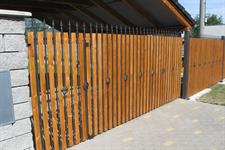 Posuvná brána kovaná v kombinaci se dřevem, Prostějov