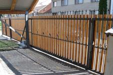 Posuvná brána kovaná v kombinaci se dřevem, Prostějov