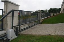 Samonosná posuvná brána v kopci průjezd 5 metrů, převýšení 25 cm